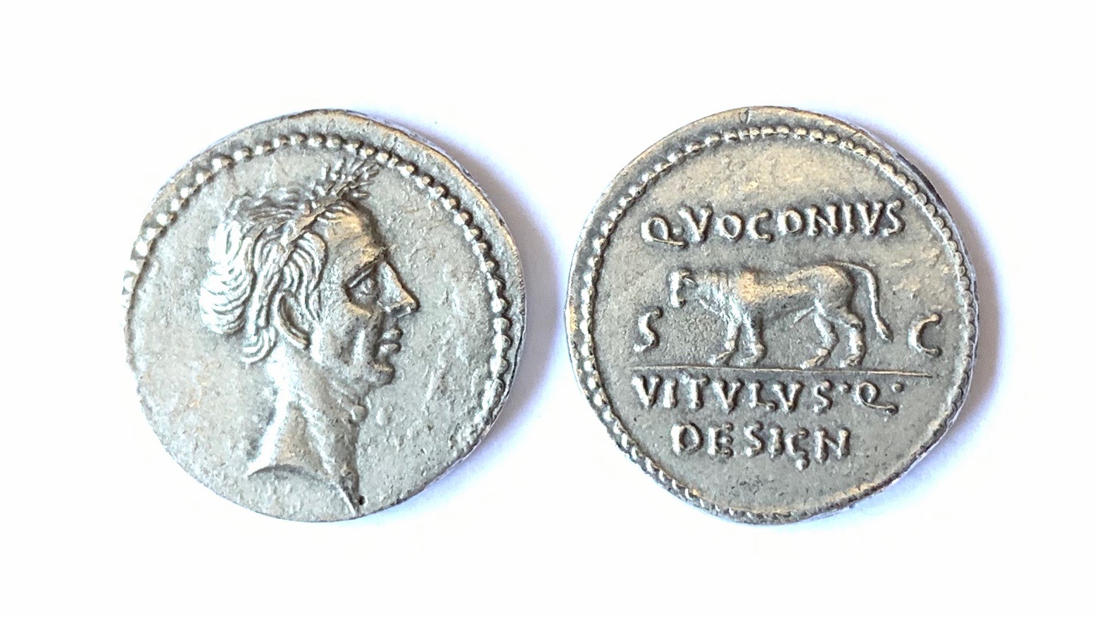Denario de Julio César. Voconius.