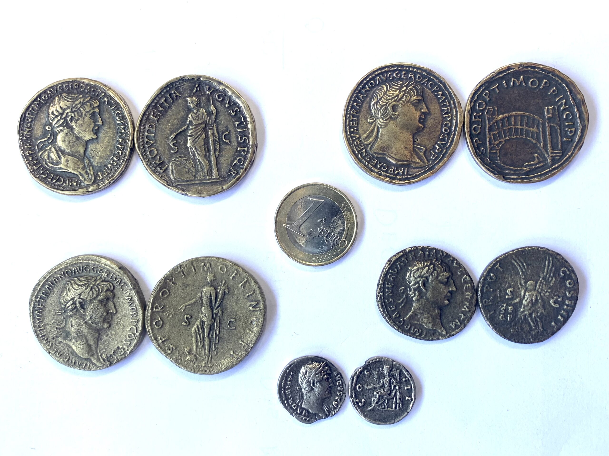 Lote 5 monedas de Trajano.